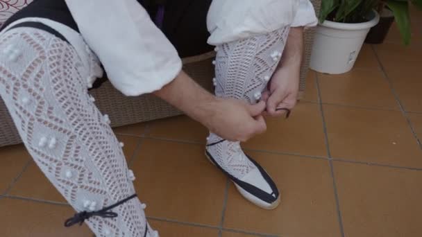 Ruce Bělocha Který Obléká Boty Svého Tradičního Kostýmu Španělské Tradice — Stock video