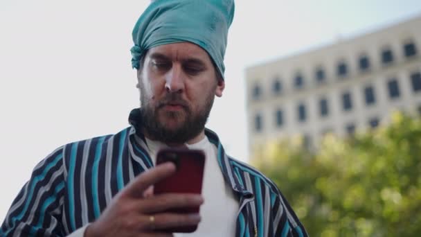 Espagnol Tapant Sur Son Téléphone Portable Dans Surprise Espagne Traditions — Video