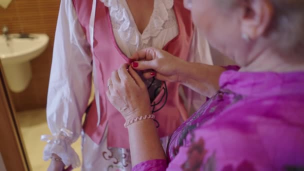 Mor Hjälper Sin Dotter Att Sätta Sig Traditionell Klänning Från — Stockvideo