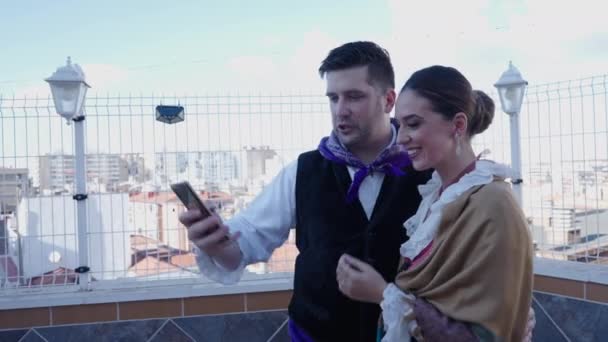 Couple Vêtu Costume Traditionnel Sur Une Terrasse Ayant Leur Photo — Video