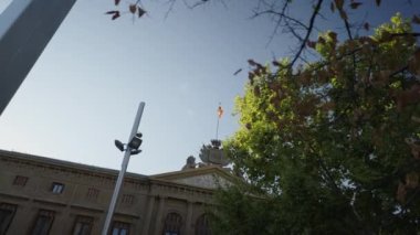 İspanyol bayrağının altında resmi bir binada dalgalanan manzara - İspanyol gelenekleri