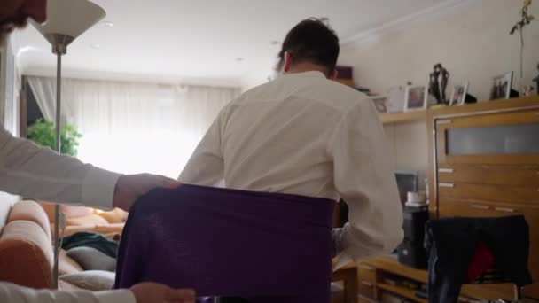 Zwei Brüder Helfen Einander Eine Traditionelle Saragossa Tracht Tragen Spanische — Stockvideo