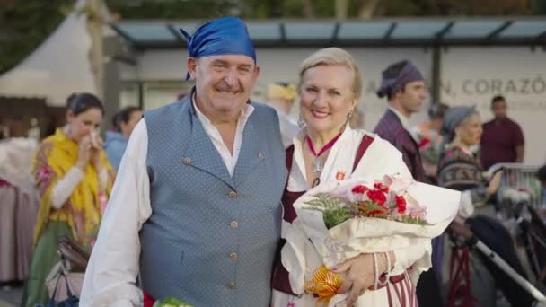 Dorosłe Pary Kwiatami Rękach Patrzą Siebie Całują Hiszpańskie Tradycje — Wideo stockowe