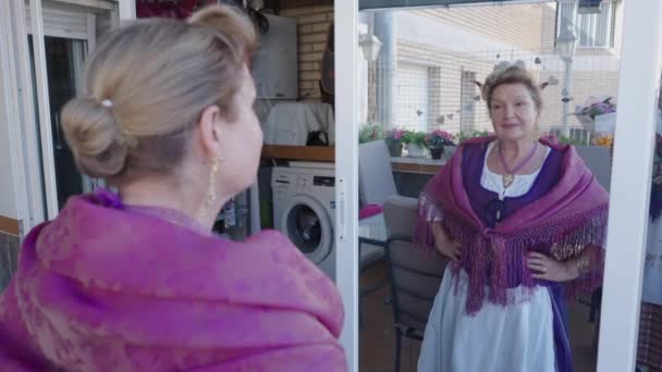 Ältere Frau Setzt Ohrringe Auf Und Sieht Sich Selbst Spiegel — Stockvideo