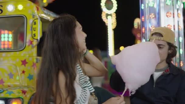 Una Joven Pareja Española Comiendo Algodón Azúcar Sonriendo Concepto Feria — Vídeos de Stock