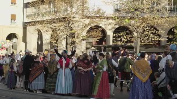 스페인의 사라고사에서 의상을 일단의 사람들 — 비디오