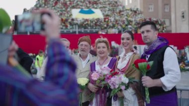 Beyaz adam Plaza del Pilar 'da ailesinin fotoğrafını çekiyor. İspanyol gelenekleri.