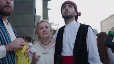 Sakallı adam ve annesi uzaktan bir şeye bakıyorlar - İspanyol gelenekleri.