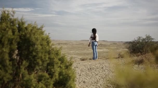 遠くの丘から観察ブルネットの髪を持つ若い女の子 スペインの風景 — ストック動画