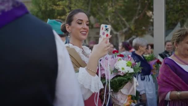 Brunetka Tradycyjnej Sukience Robi Zdjęcia Swoim Krewnym Hiszpańskie Tradycje — Wideo stockowe