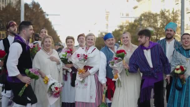 Toda Familia Vestida Con Trajes Tradicionales Arroja Flores Aire Sonríe — Vídeos de Stock