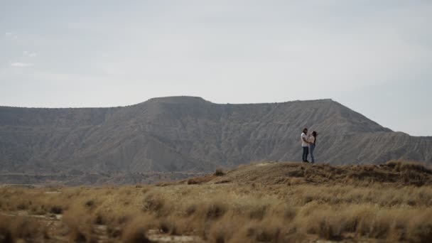 スペインの砂漠の距離にキス山岳地帯のカップル スペインの風景 — ストック動画