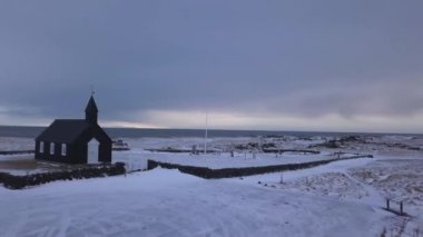 Deniz kenarındaki karın ortasında bir kiliseyi gezmek - seyahat kavramı