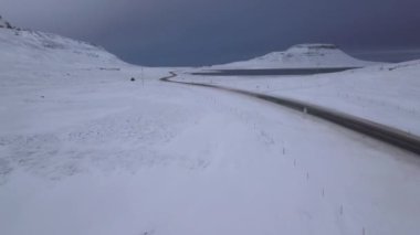 Buzul dağlarının ortasında karsız asfalt yol - seyahat kavramı