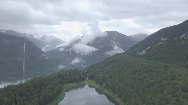 森林中央的一个湖 山上有云 从山顶看到了另类的旅行 — 图库视频影像