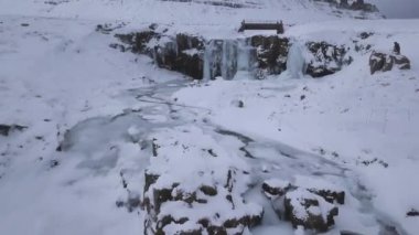 Suyun nehre aktığı şelalelere kuşların bakış açısı - seyahat kavramı