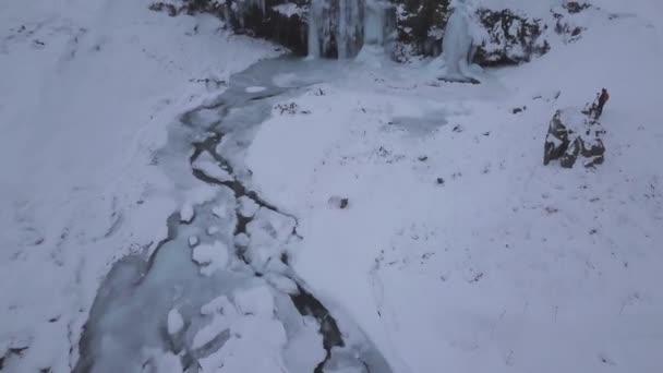Ледяной Водопад Мостом Через Гору Видно Сверху Концепция Путешествия — стоковое видео