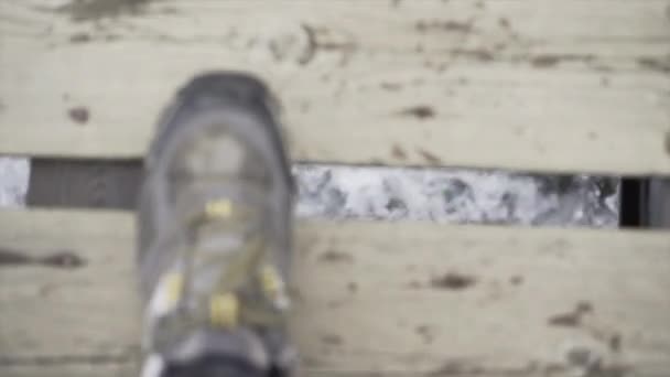 穿着远足靴的成年男子步行过桥 — 图库视频影像