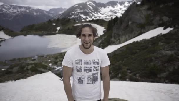 Kaukasier Auf Schneebedecktem Berg Macht Mit Dem Finger Eine Devote — Stockvideo