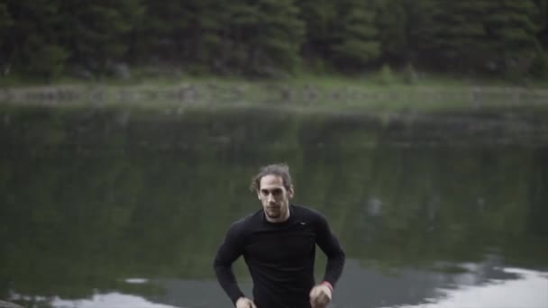Sportowiec Czarnej Koszuli Długim Rękawem Biegający Jeziorze Alternatywna Podróż — Wideo stockowe