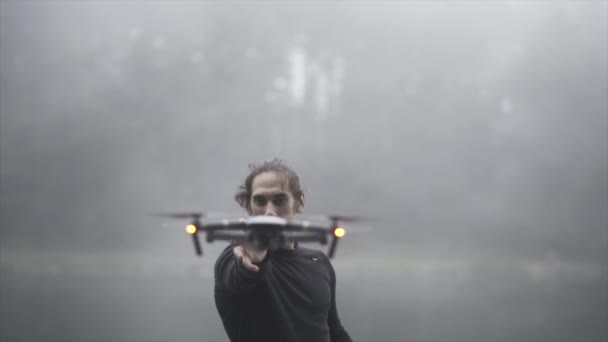 Homme Caucasien Vole Drone Devant Lac Dans Une Forêt Nuageuse — Video