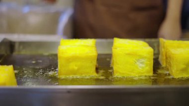 Bangkok Bangkok Sokak Pazarı 'nda tipik bir Tayland tatlısını kızartan insanların elleri