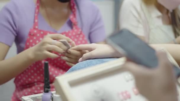Взрослые Женщины Руки Подачи Клиентов Ногтей Таиланде Бангкок Стрит Рынки — стоковое видео
