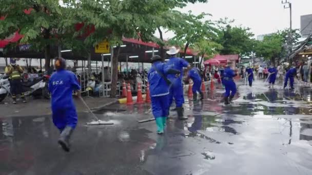 Trabalhadores Dos Serviços Limpeza Municipal Drenam Água Bangkok Bangkok Street — Vídeo de Stock