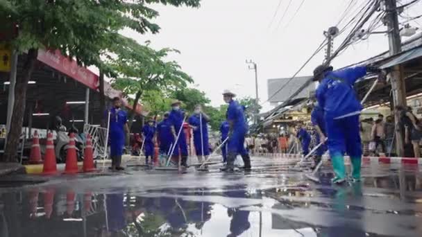 Hombres Mujeres Los Servicios Municipales Limpieza Drenaje Agua Tailandia Bangkok — Vídeo de stock