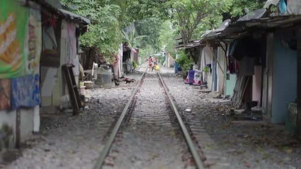 Hus Runt Ett Järnvägsspår Med Barn Och Tuppar Det Bangkok — Stockvideo