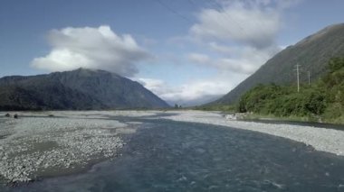 Kudretli Taramaku Nehri 'nin hava manzarası ve vahşi doğadaki manzaralar, Yeni Zelanda - Doğa Konsepti
