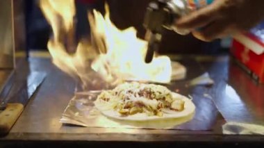 Bangkok 'ta bir markette et ve peynirli krep yakan bir adam.