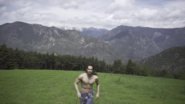 Battaniyeli Beyaz Kaslı Adam Kameraya Doğru Koşuyor Alternatif Seyahat — Stok video