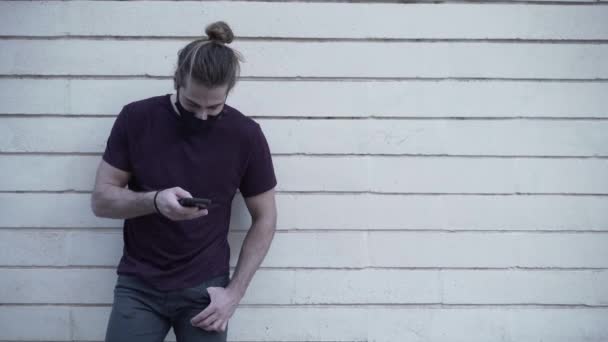 白人男孩摸着电话屏幕笑着 科维德时间企业家精神 — 图库视频影像
