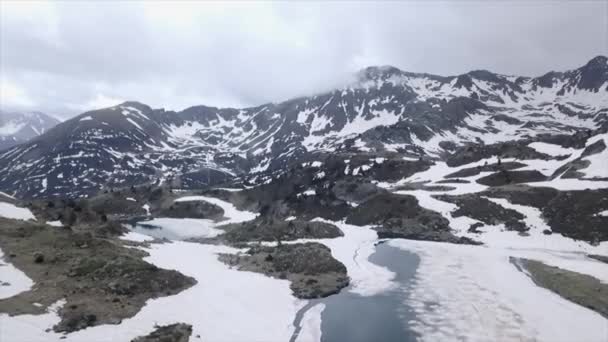 白雪覆盖的山谷 下部有湖泊 从空中可以看到 — 图库视频影像