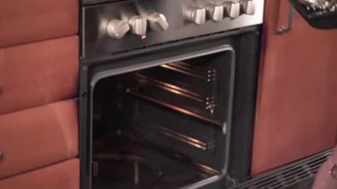 Yetişkin kadın fırını açıyor ve mutfakta patatesleri tanıtıyor - 4K Yatay Konsept