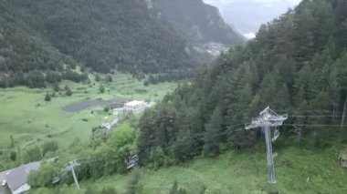 Andorra Alternatif seyahatinde dönen manzaralı yeşil arabalı bir dağ.