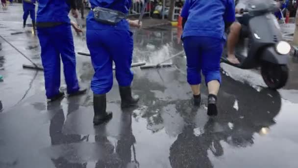 Anggota Layanan Pembersihan Kota Menguras Air Jalan Pasar Jalan Bangkok — Stok Video