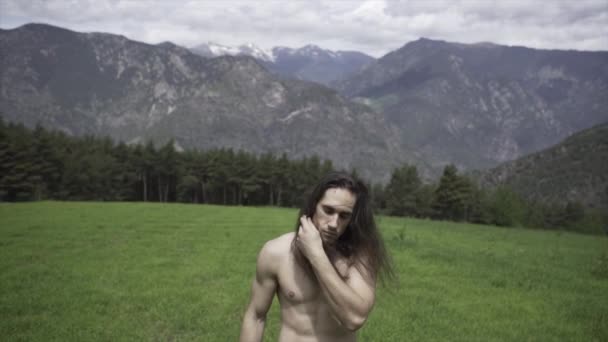 Uzun Saçlı Spanyol Çocuk Dağ Çimlerinde Saçına Dokunur Alternatif Seyahat — Stok video