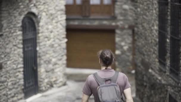 Omul Coadă Ponei Mergând Stradă Fațadele Făcute Din Pietre Călătorie — Videoclip de stoc