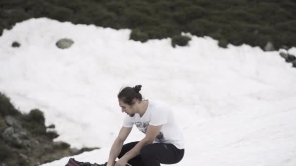Kaukaski Mężczyzna Warkoczami Szuka Drona Plecaku Śniegu Alternatywne Podróże — Wideo stockowe