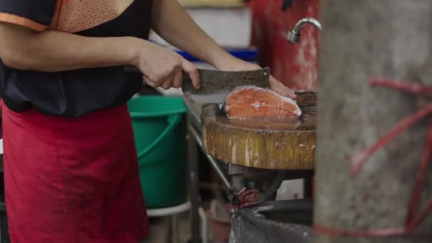 Aziatische Visboer Snijden Een Plak Verse Zalm Een Markt Thailand — Stockvideo