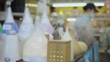 Bangkok Sokak Pazarı 'ndan çıkan buharlı bir canavardaki birkaç nemlendirici.