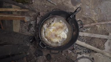 Tayland Bangkok Sokak Pazarı 'nda tavada yağda kızartılmış balık.