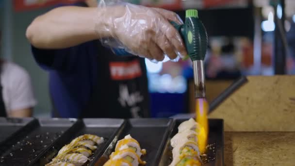 Maschio Mano Flambeing Pezzi Sushi Nel Mercato Tradizionale Thailandese Bangkok — Video Stock