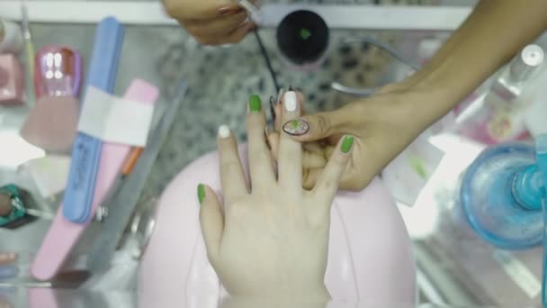 Азиатские Руки Красят Ногти Клиента Салоне Bangkok Street Markets — стоковое видео