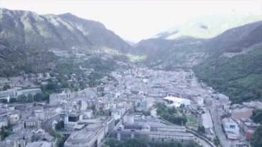 Şehir, Andorra Alternatif yolculuğunda gökyüzünden görünen yeşil dağların ortasında.