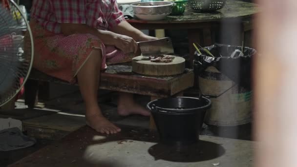 Mann Hackt Auf Einem Lebensmittelmarkt Thailand Fleisch Auf Holz — Stockvideo