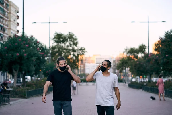 Zwei Kaukasische Jungen Die Seite Seite Die Straße Entlang Gehen — Stockfoto