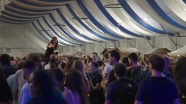 Okşama Festivali 'nde insanların ayakta durup dans ettiği kalabalık - 4K Yatay Video